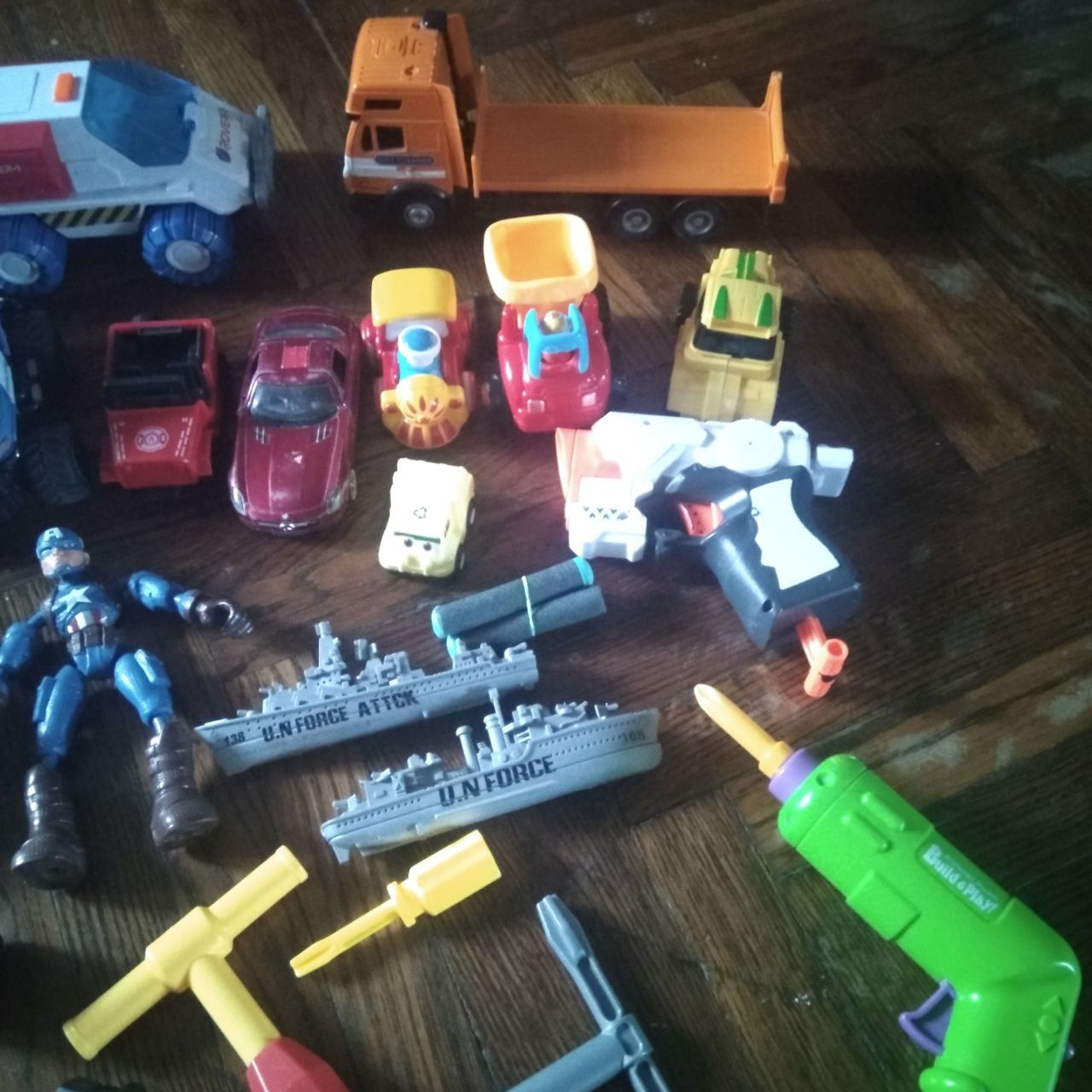 Набор игрушек для мальчика ( машинки, инструменты и ТД.)