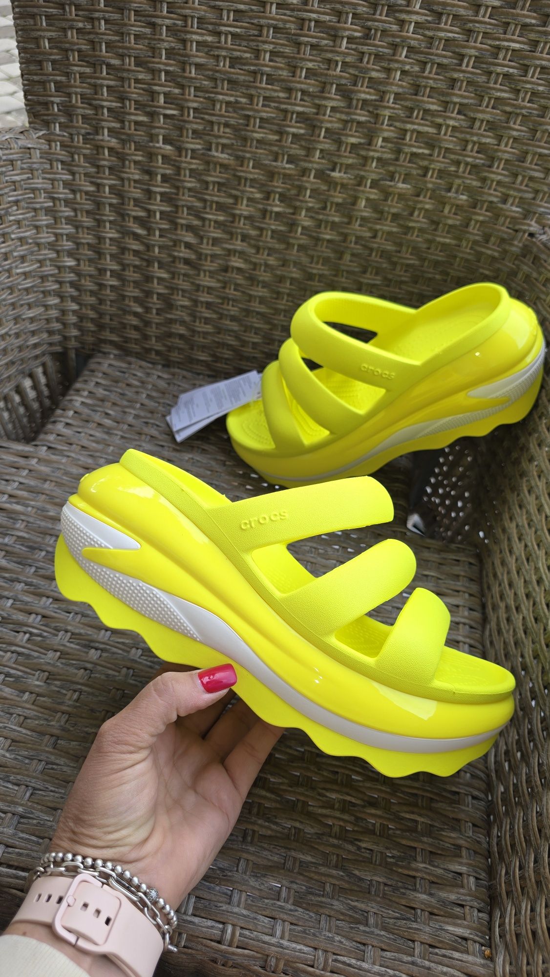 Новинка шльопки на платформі crocs  mega crush