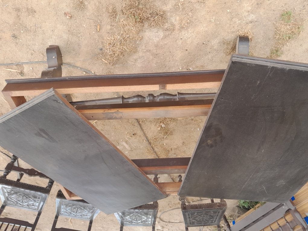 Mesa e cadeiras antigas