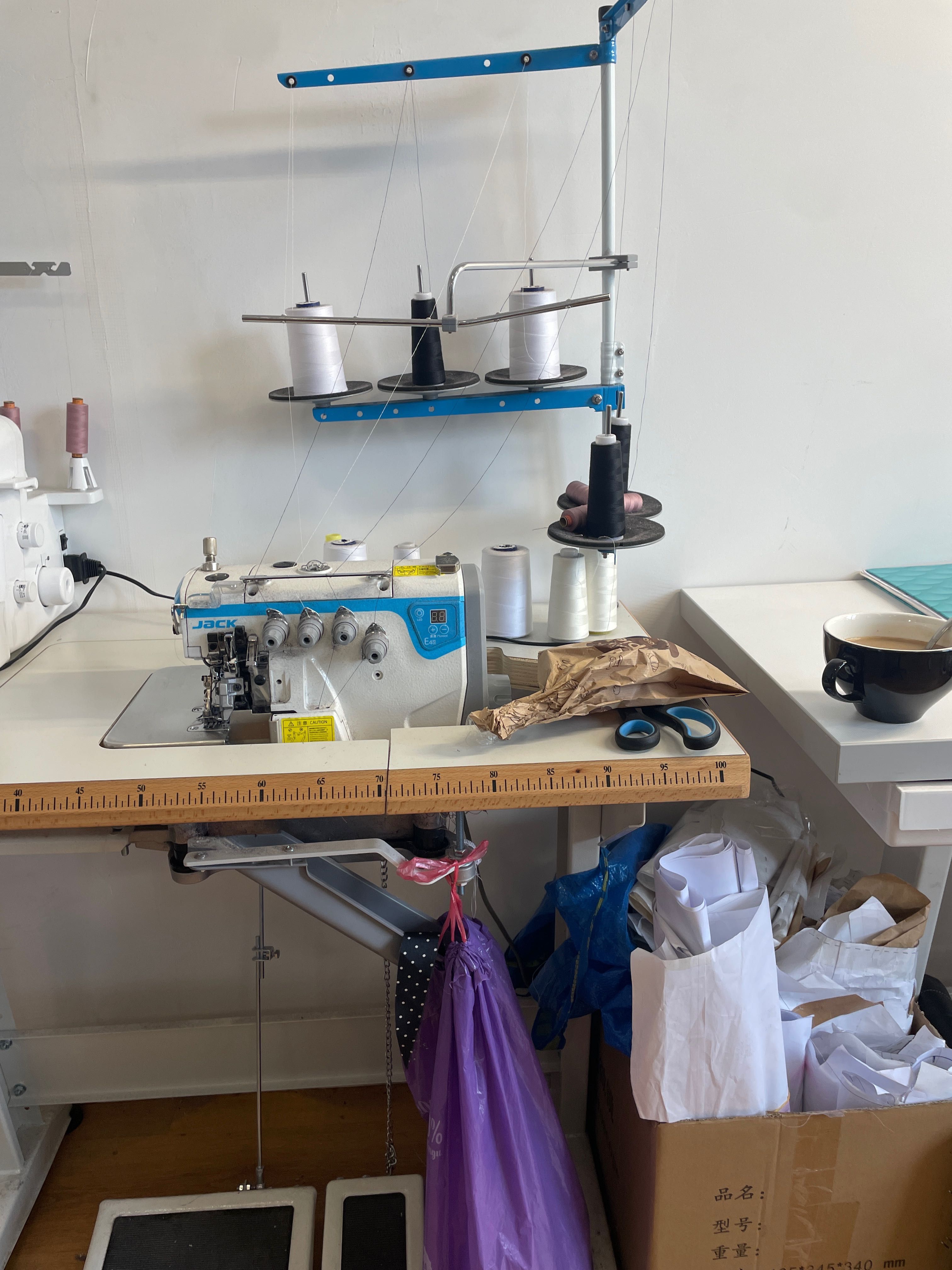 Overlock przemysłowy 5-nitkowy JACK E4S – stan bardzo dobry