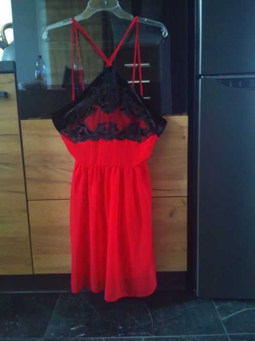 Czerwona sukienka z koroną 40