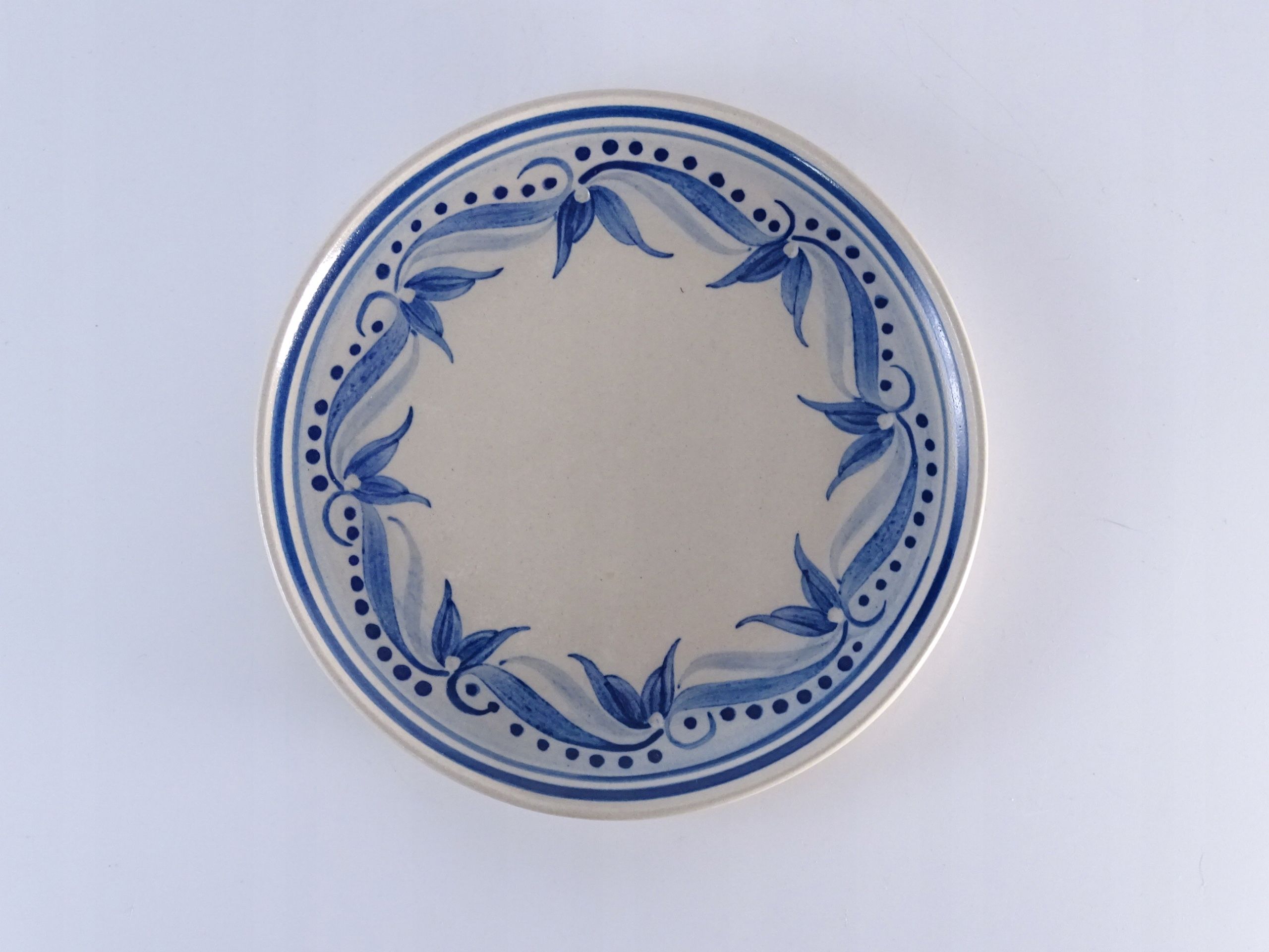 sygnowany ręcznie malowany talerz ceramiczny
