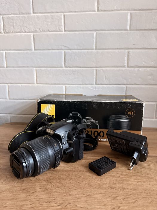 Nikon D3100 з обʼєктивом