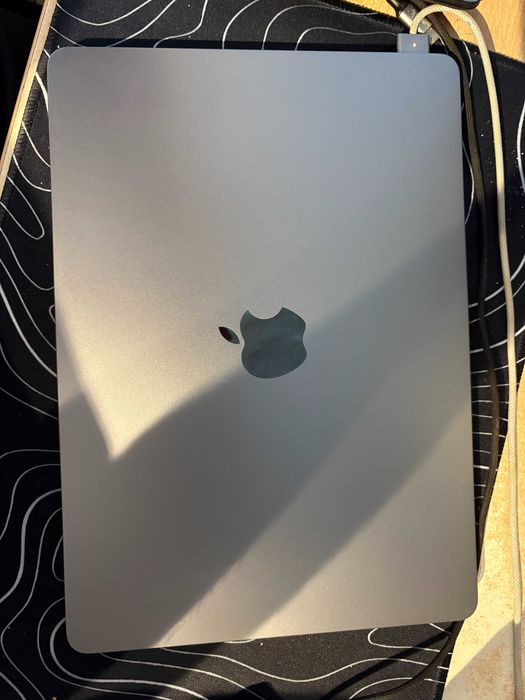 MacBook M2 15,6” / 8GB RAM / 245GB SSD – bardzo dobry stan!