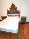 Cama casal em castanho