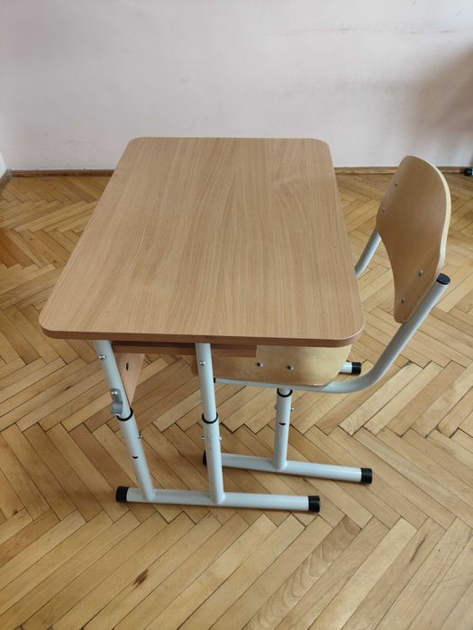 Продається парта зі стільцями