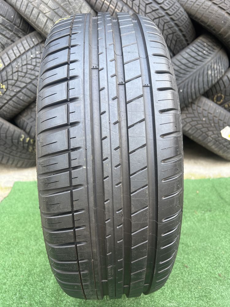 *Opona pojedynka Michelin 215/45/18