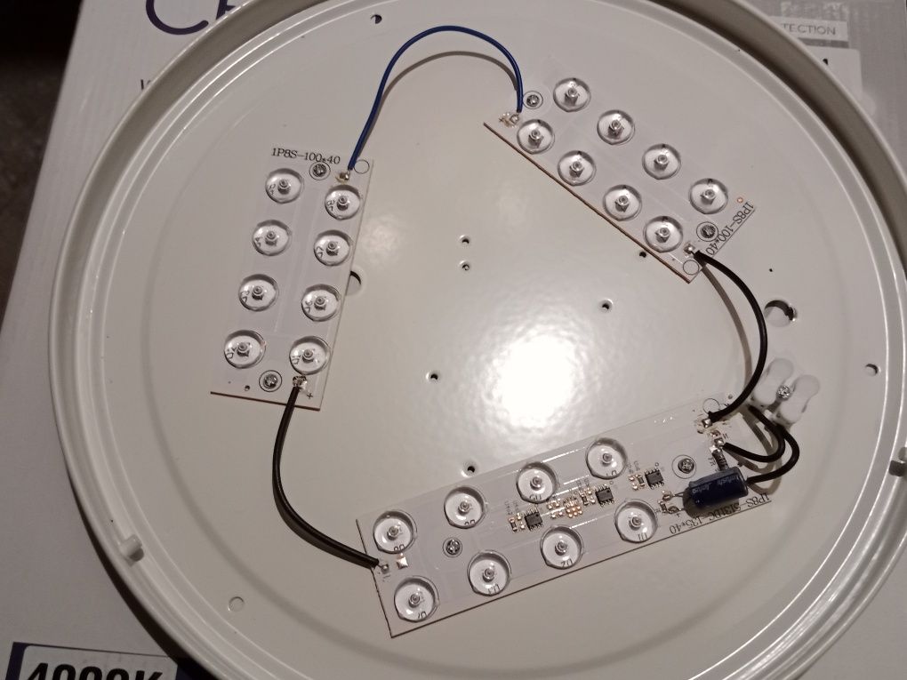 Nowy  plafon  LED