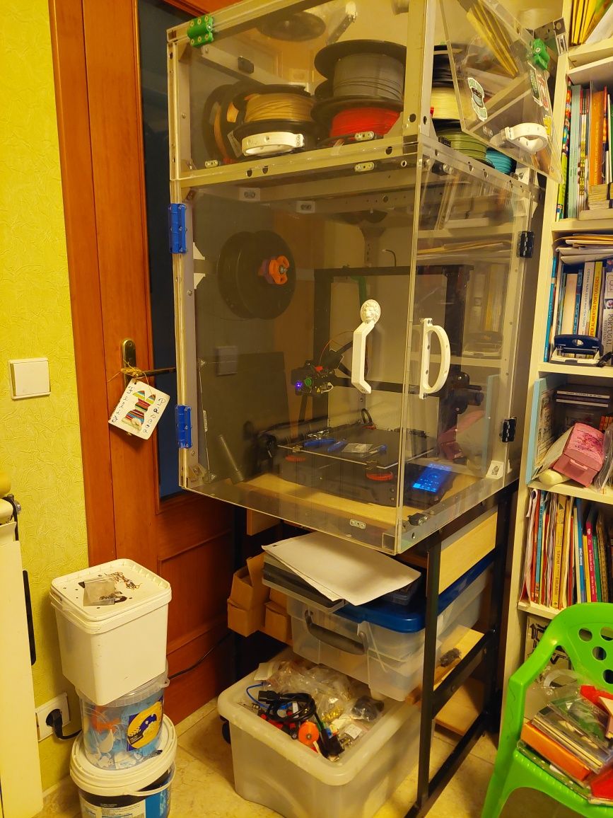 Mesa e cabine com armazenamento para impressoras 3d