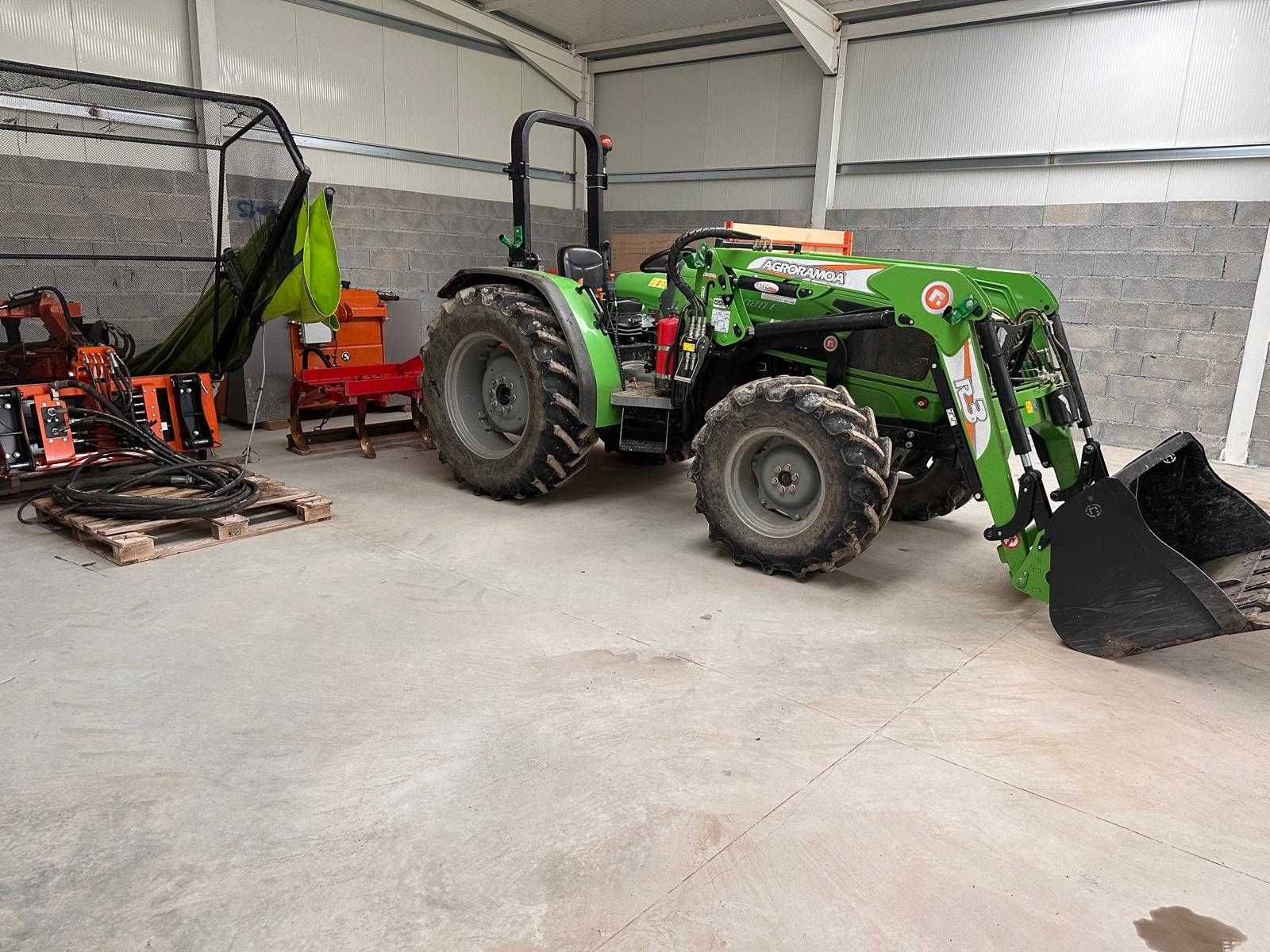 Trator Deutz Série 4E-4080 com carregador frontal.