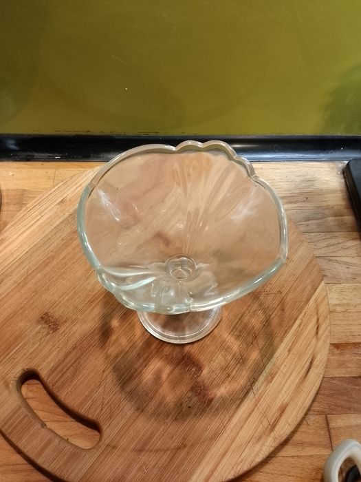 Szklane pucharki deserowe