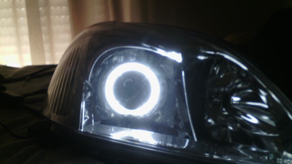 TOYOTA E12 - Farois Com Projector Olho de BOI