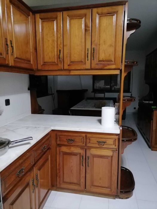Cozinha completa com móveis e bancada em mármore