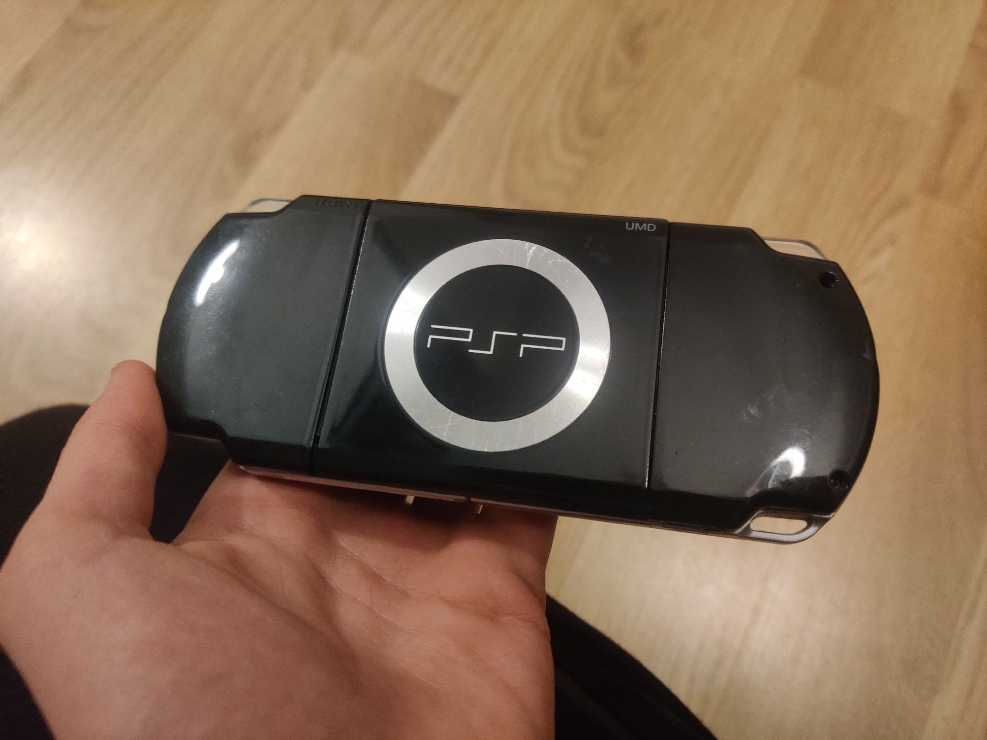 PSP z baterią do wymiany z 4 grami