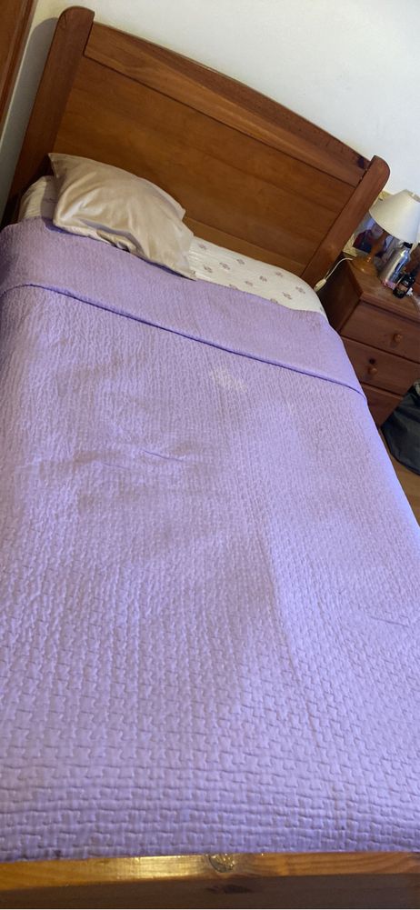 Cama de solteiro em pinho e colchão de solteiro pikolin