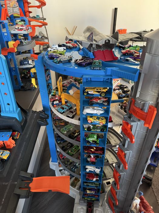 Найбільший паркінг Hot Wheels. Автовози, машинки та контейнери.
