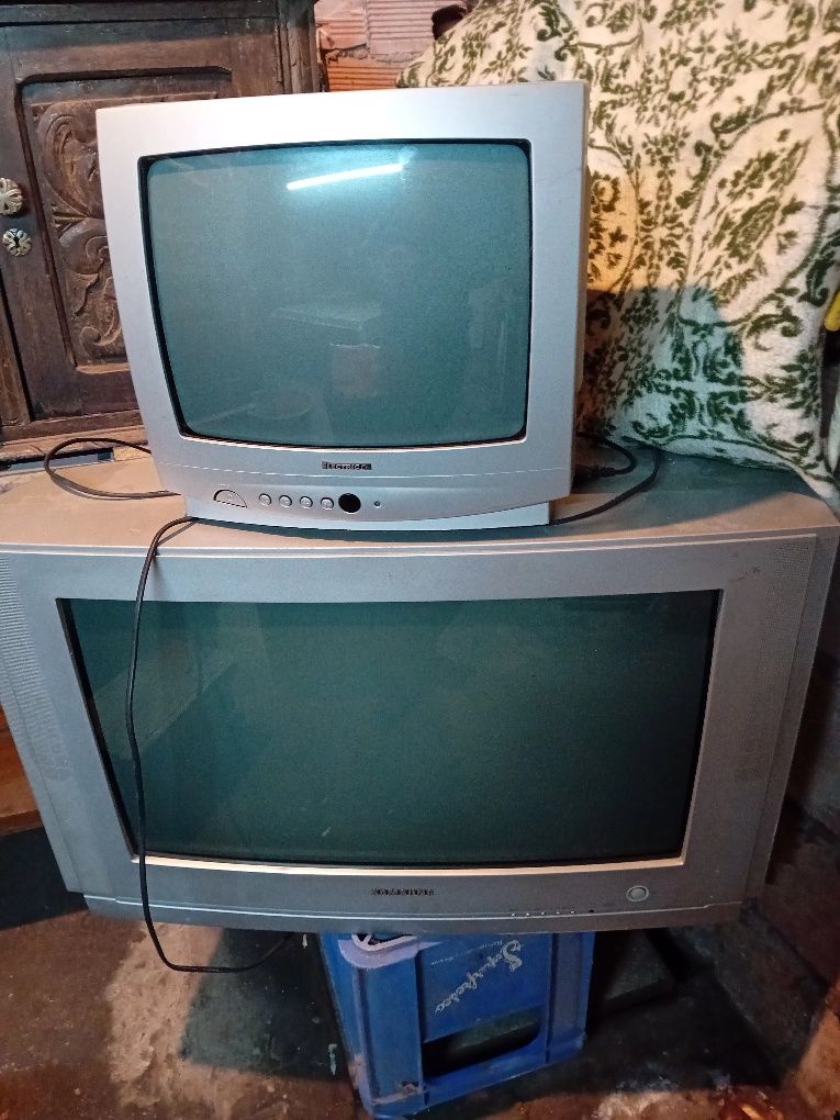 São duas televisões a trabalhar em bom estado são Açores uma pequena e