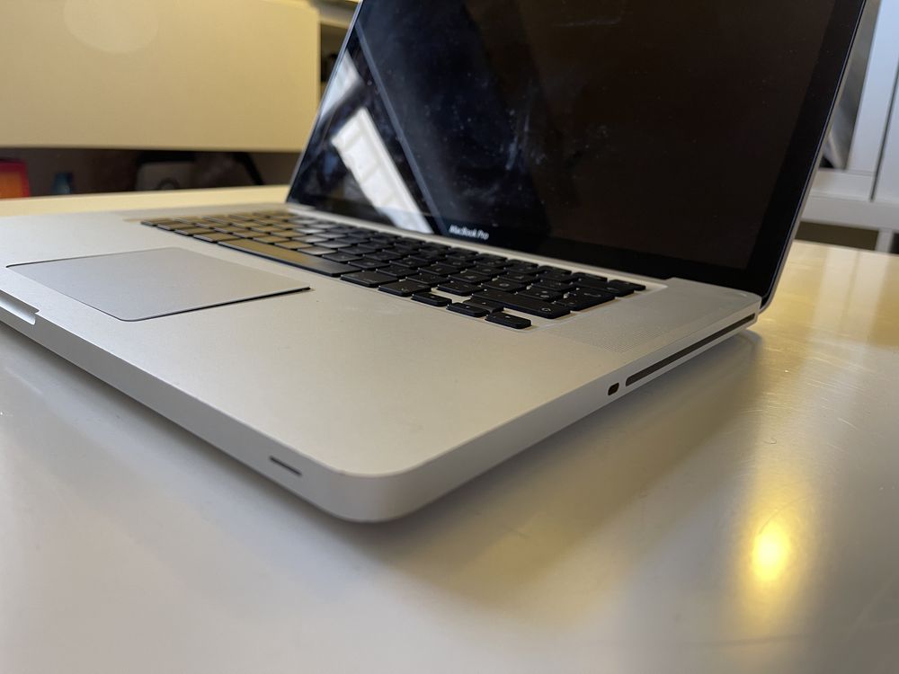 Macbook Pro 15” 2010 A1286 - avariado para peças