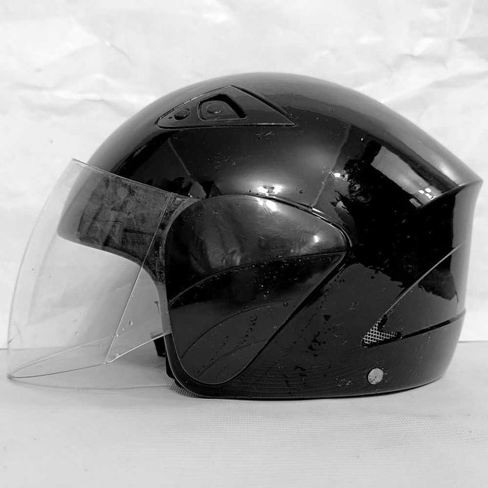 Шлем мотоциклетный открытый 55-56р. в хорошем состоянии.