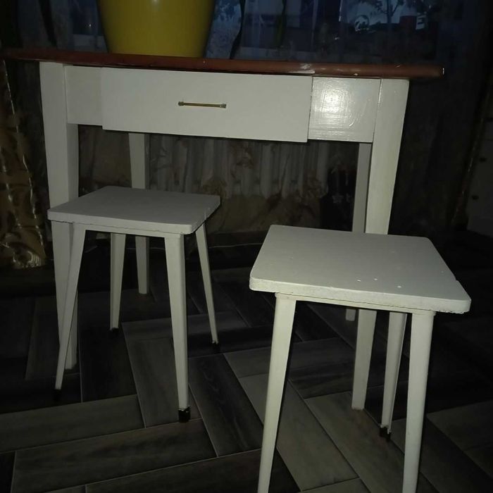 Стол кухонный без табуреток