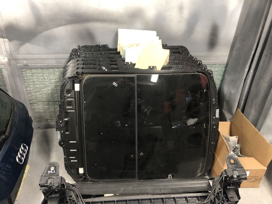 Панорама Ауді Етрон,люк Audi E-Tron