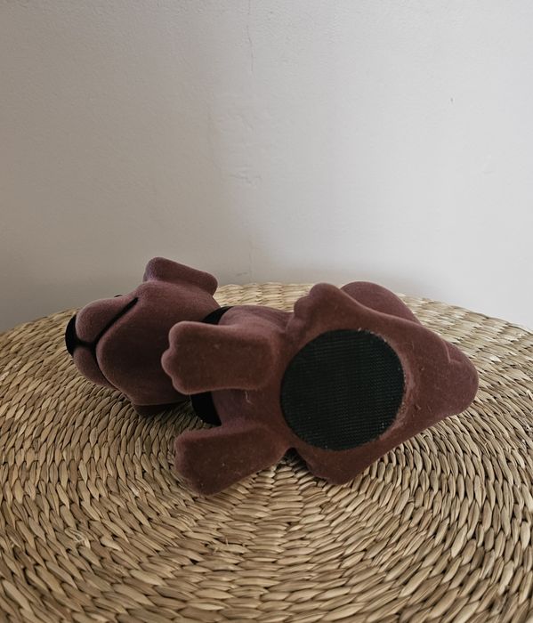 Piesek kiwający głową z podklejonym rzepem.