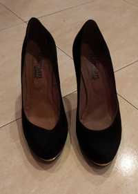 Sapatos pretos de camurça