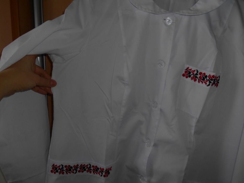 медичний халат з вишивкою 52 розмір