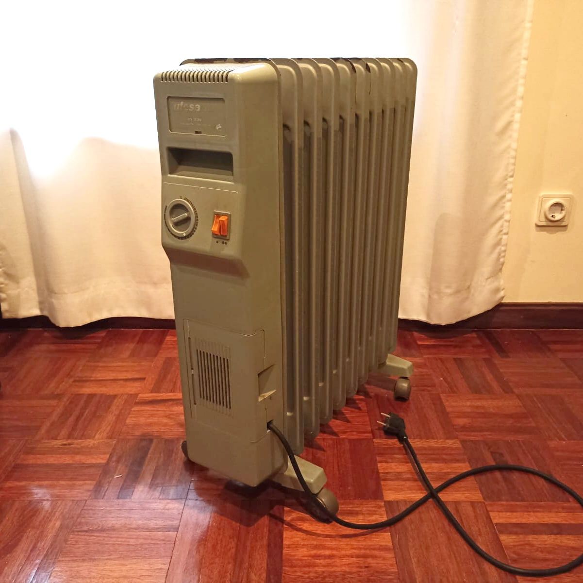 Aquecedor a óleo Ufesa 2200 W