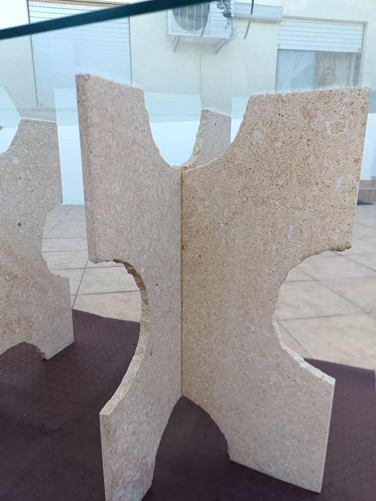 Mesa com pés em pedra e tampo de vidro biselado