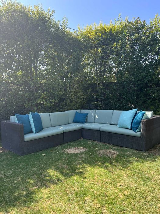 Conjunto de sofas de jardim em L e mesa de apoio em vidro e almofadas