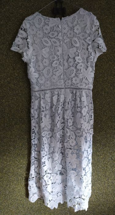 Sukienka z koronki.
