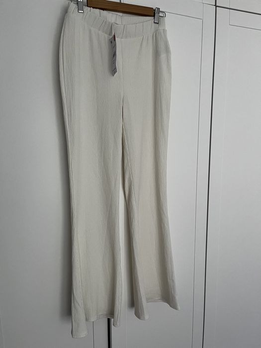 Spodnie nowe dzwony Sinsay