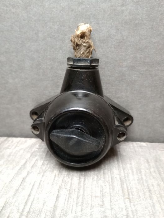 Stary bakelitowy włącznik światła. Retro PRL