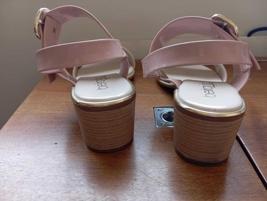 Sandálias praticamente novas, T.39