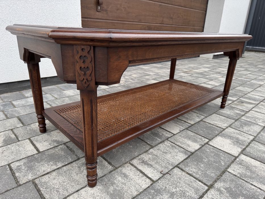 Журнальний столик з склянною столешнею привезений з Нідерландів.