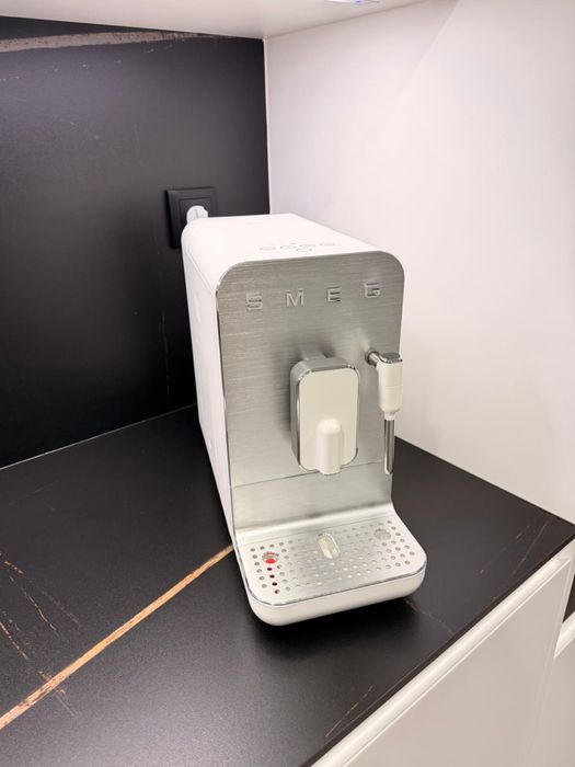 Máquina de Café SMEG Automática — 550€