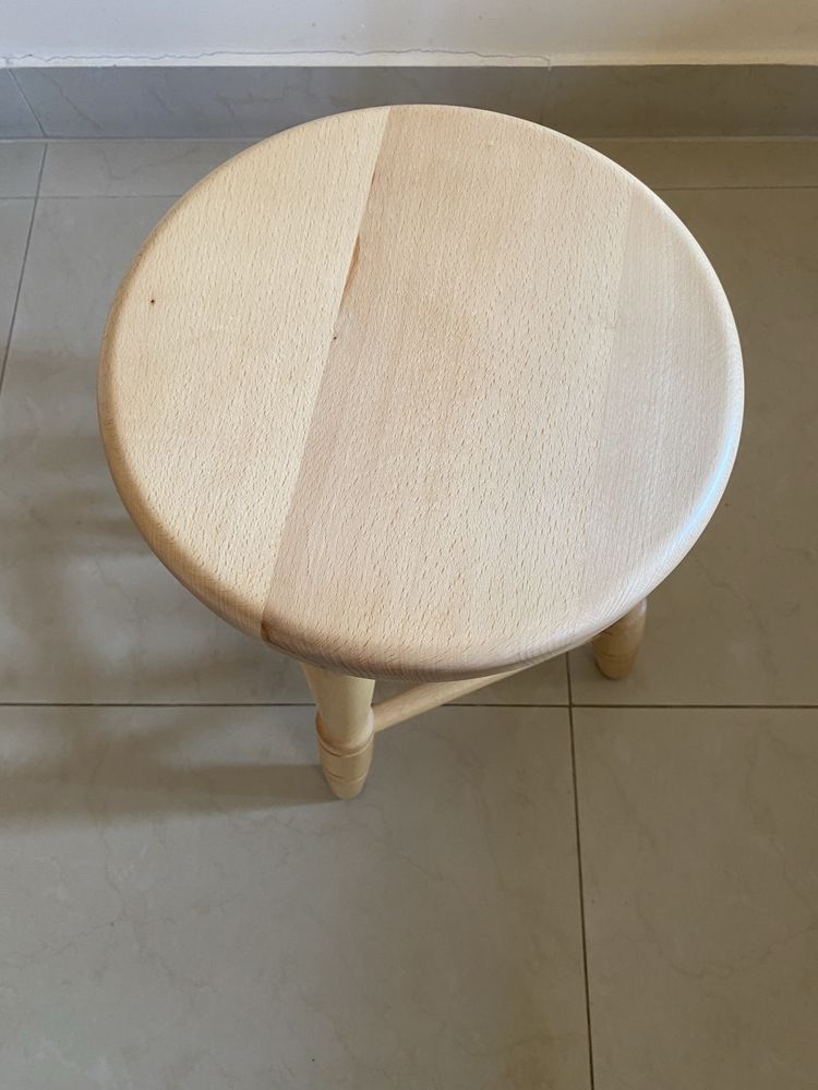 Taboret drewniany.