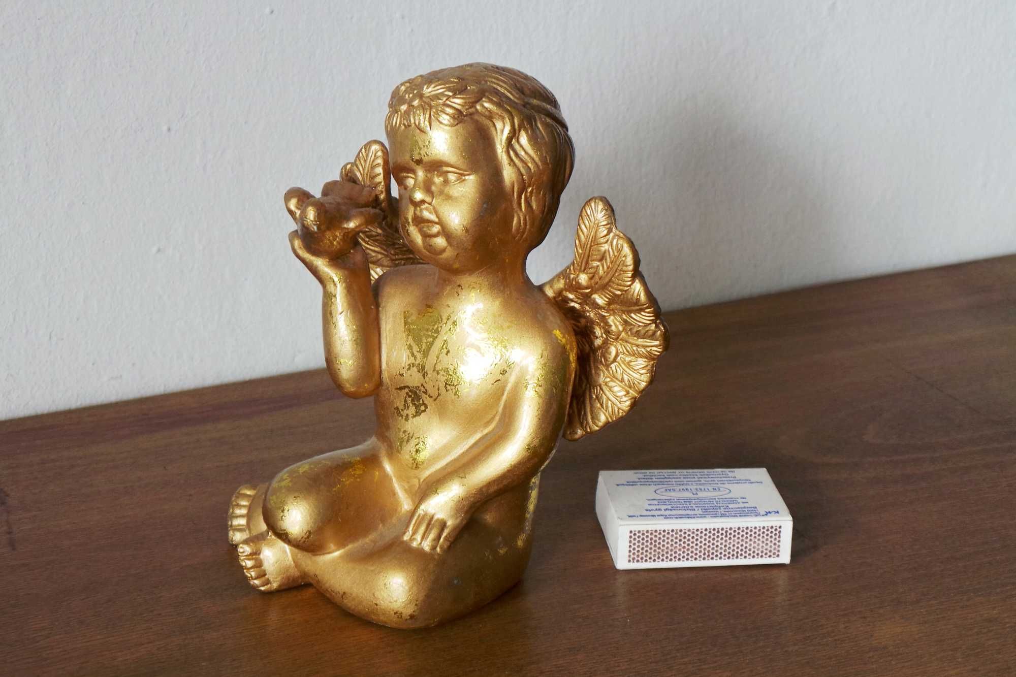 Siedzący aniołek, złoty
