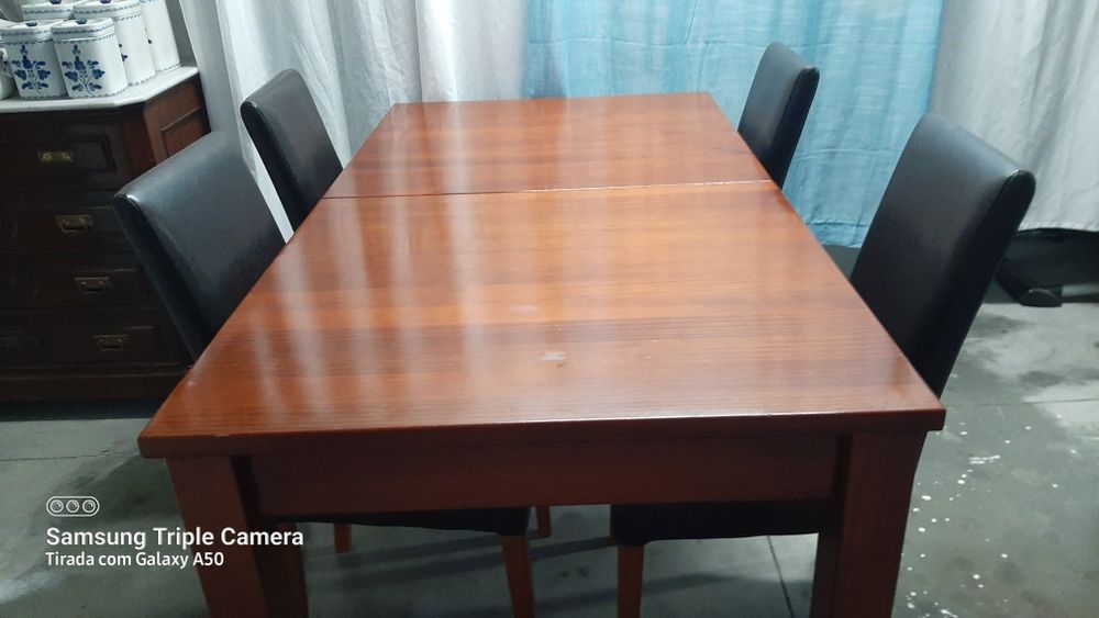 Mesa com 4 cadeiras