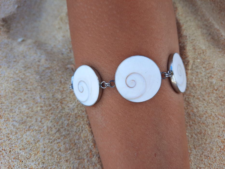 Pulseiras madre pérola,concha e missangas.