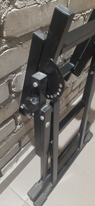 Stelaż  firmy AKMUZ pod odsłuch muzyczny