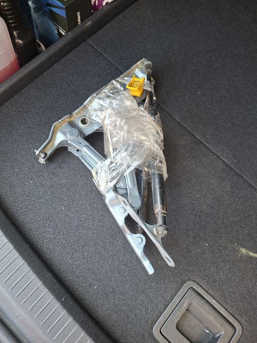 Кпіплення заднього багажника Infiniti Q60