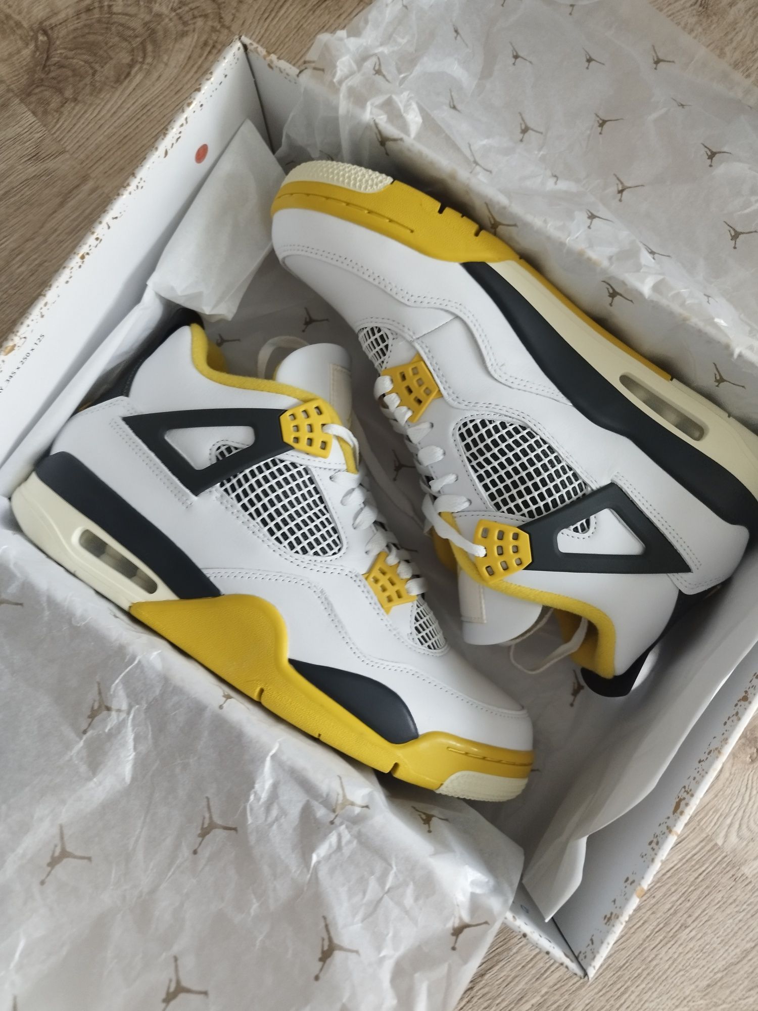 Jordan 4 Vivid sulfur