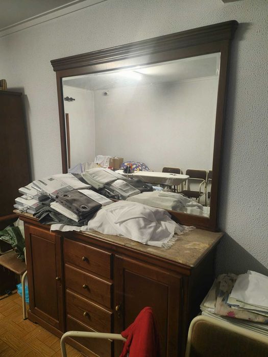 Vendo cómoda com tampo em mármore e espelho grande