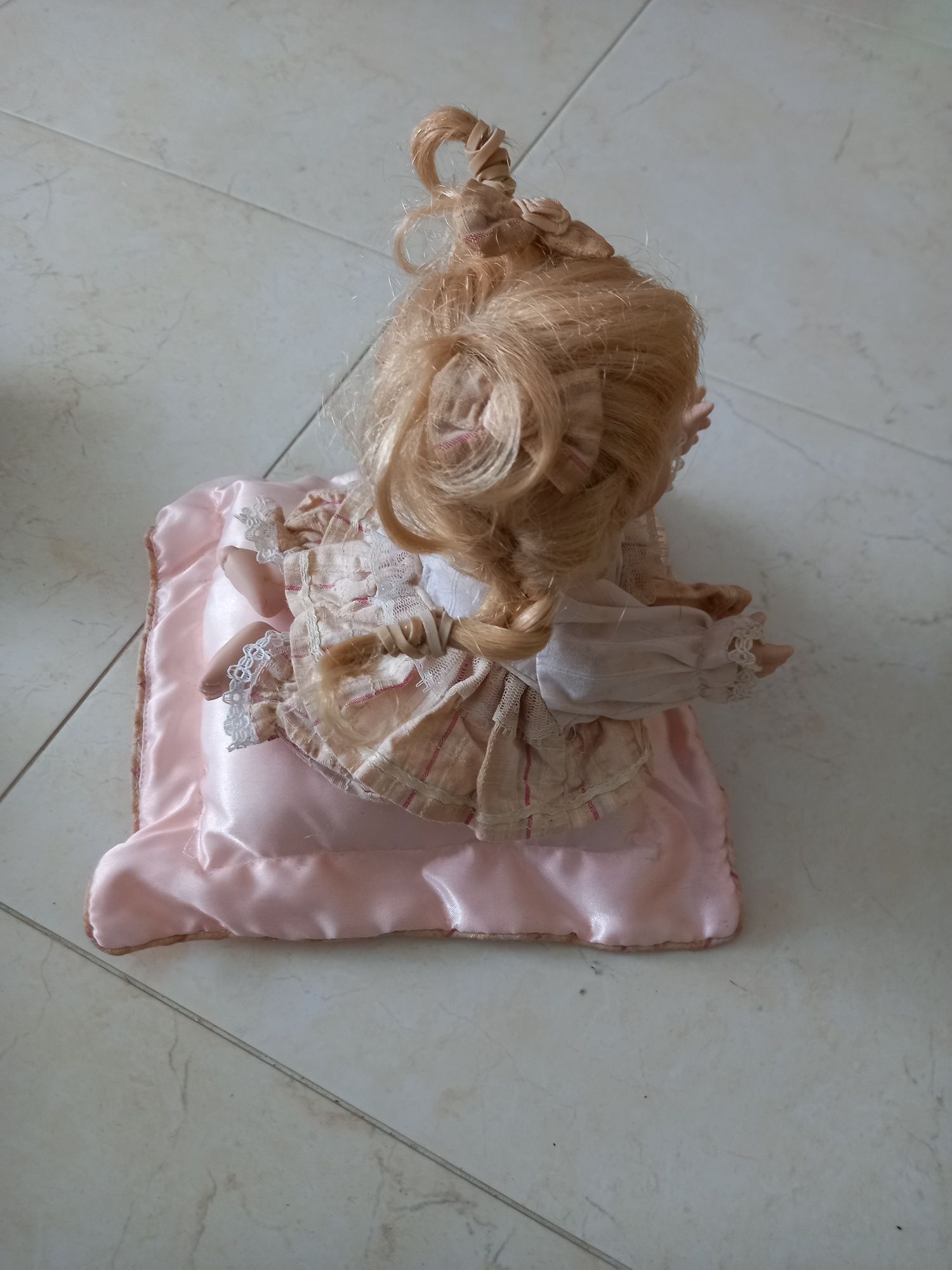 Boneca de porcelana/colecção