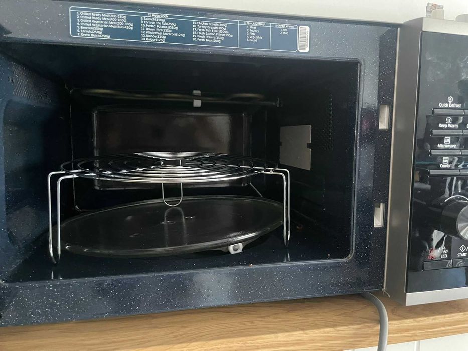 Microondas Samsung 800W e 1100W Grill (Usado apenas por 4 meses)