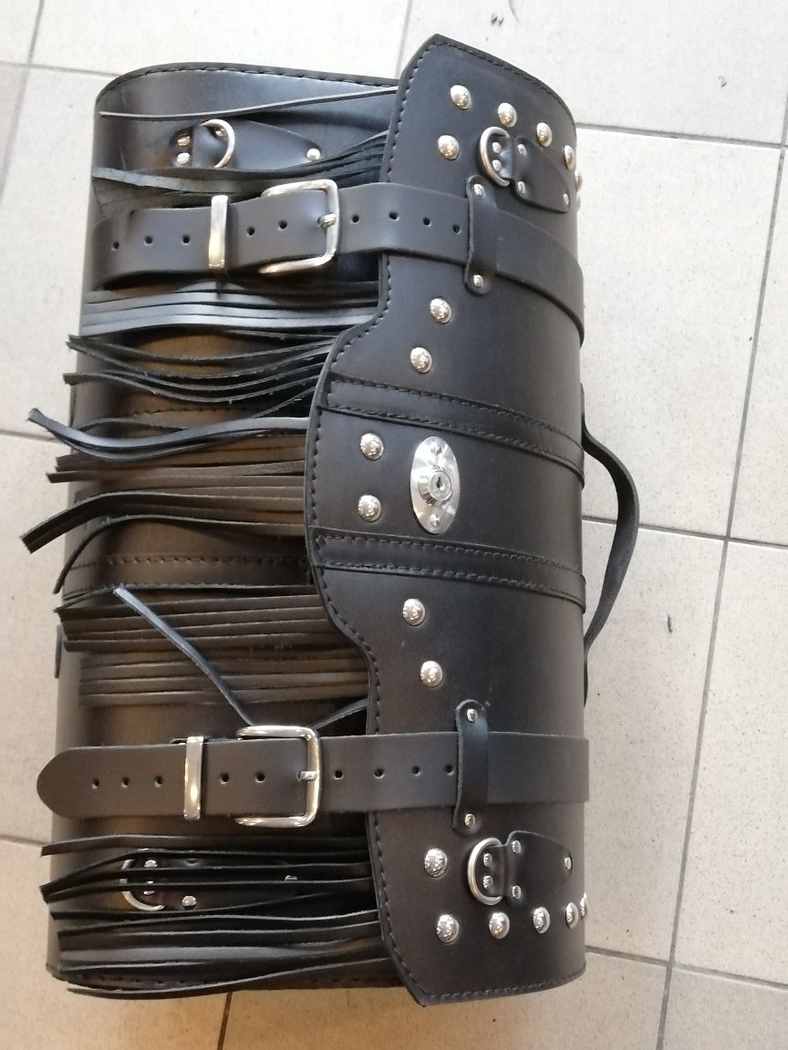 Kufer skórzany 53 cm szerokości.