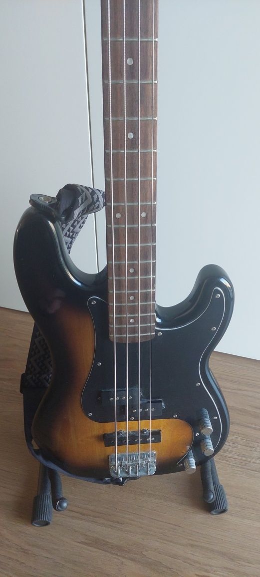 Baixo Fender Squier Precision