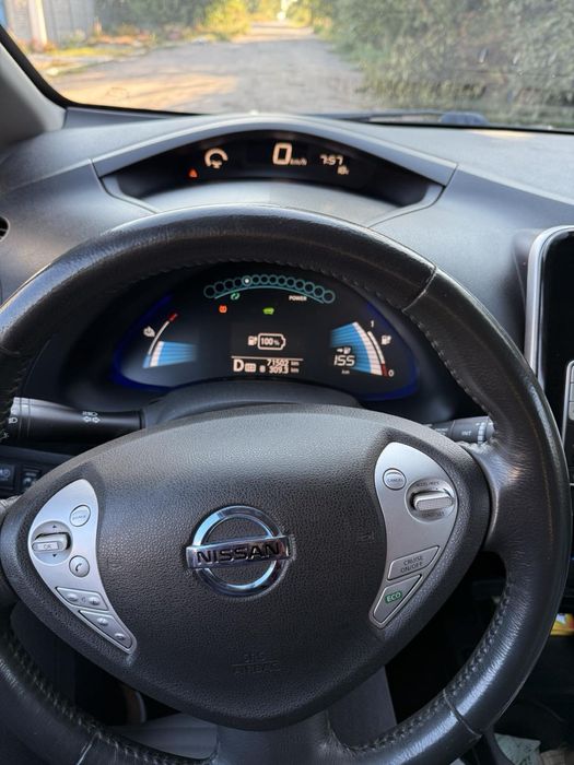 Продам nissan leaf